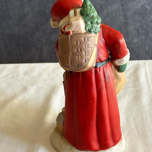 VINTAGE SANTA CLAUS HOLDING A BAG FULL OF GIFTS CERAMIC 7 1/2 “ - Picture 11 of 13